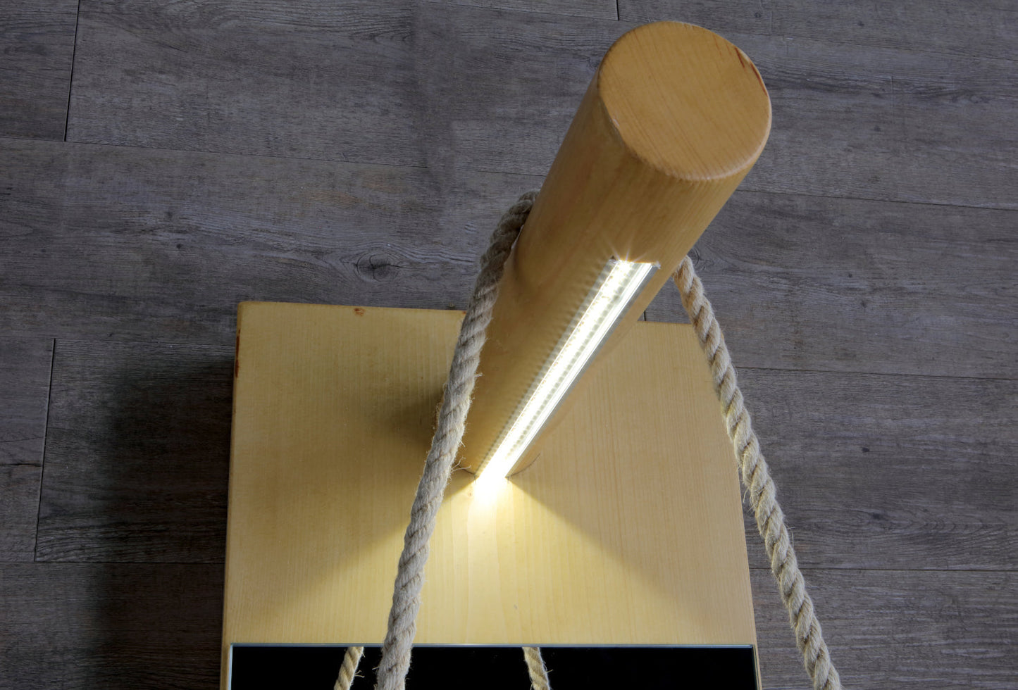 STRUCTURE EN BOIS SUR PIED AVEC MIROIR ET BAIGNOIRE