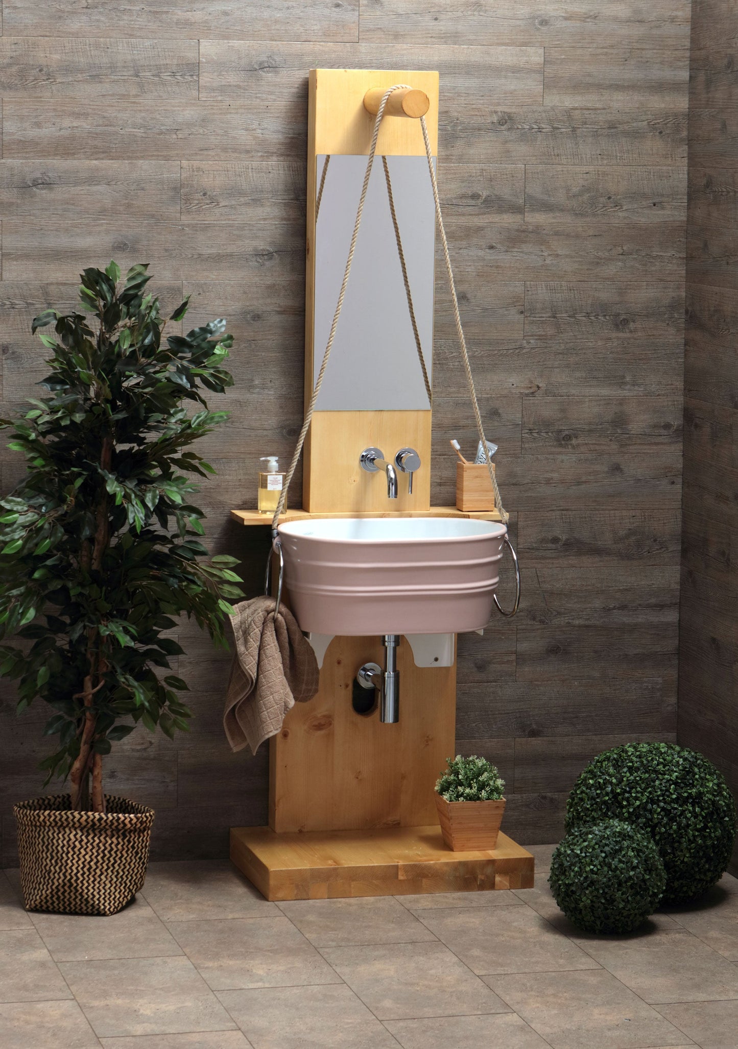 STRUCTURE EN BOIS SUR PIED AVEC MIROIR ET BAIGNOIRE