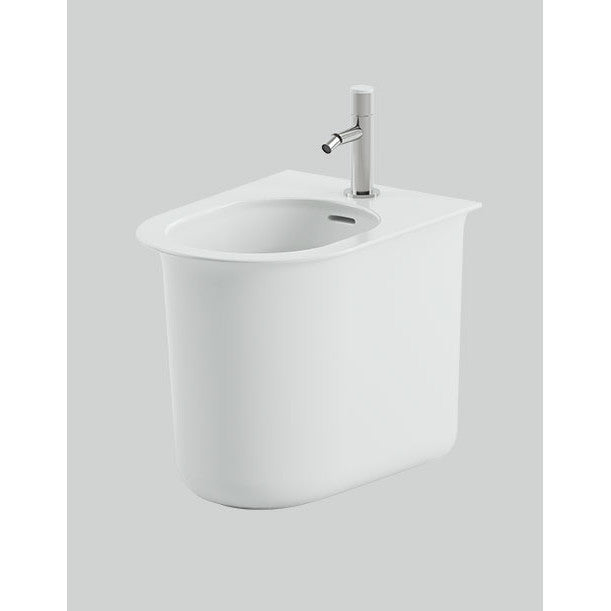 Bidet élégant sur pied, dos au mur