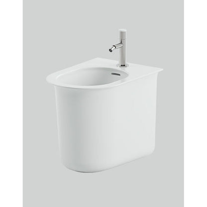 Bidet élégant sur pied, dos au mur