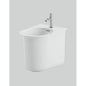 Bidet élégant sur pied, dos au mur