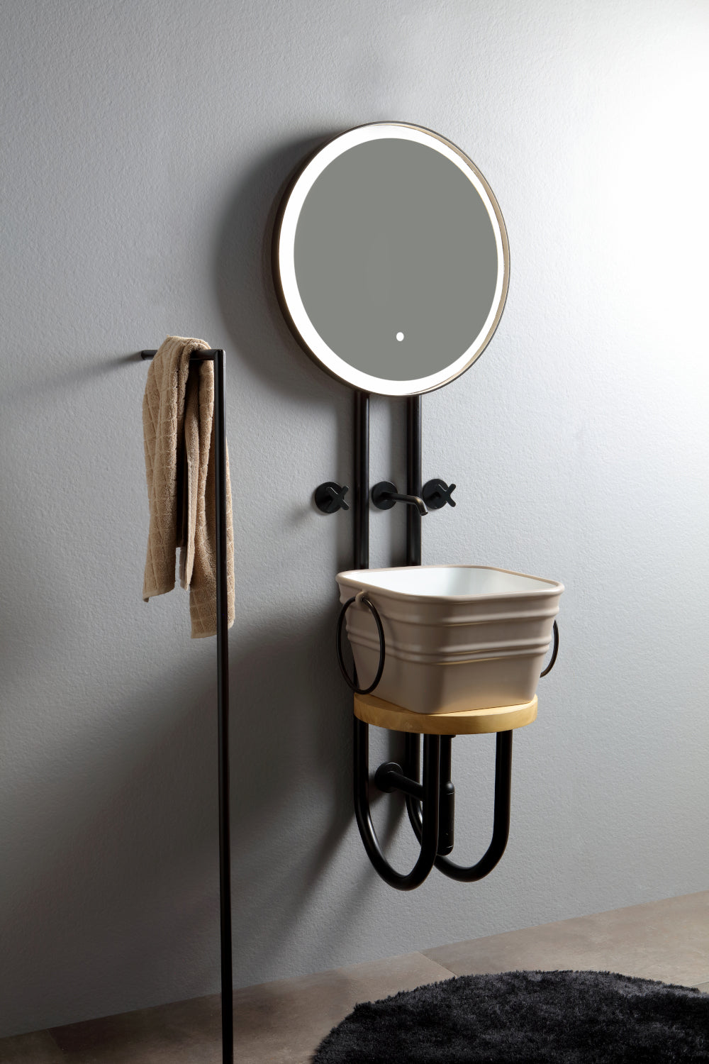CADRE EN MÉTAL AVEC MIROIR ET ÉTAGÈRE EN MARBRE