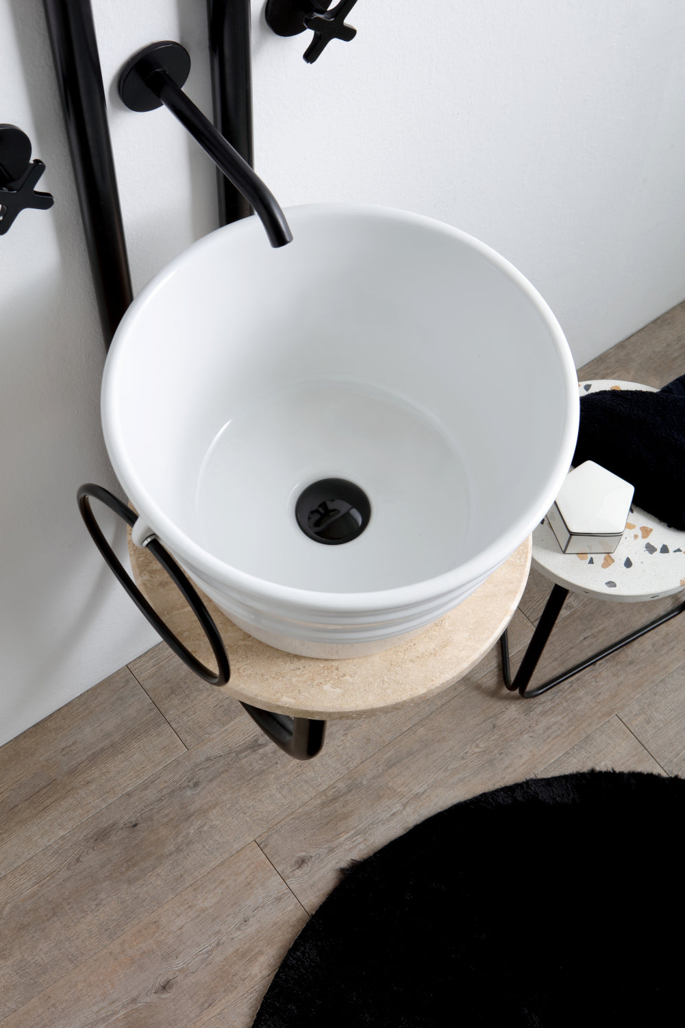 CADRE EN MÉTAL AVEC MIROIR ET ÉTAGÈRE EN MARBRE